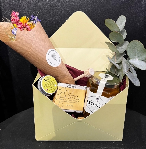 Honey hamper   helping the Bees